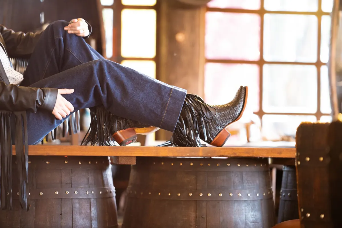Flared Jeans vs Bootcut: Which Retro Silhouette Suits You?